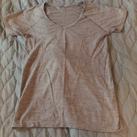 lululemon athletica Tops - 🍋 Lululemon Swiftly SS V-neck Size 8 grey VGUC